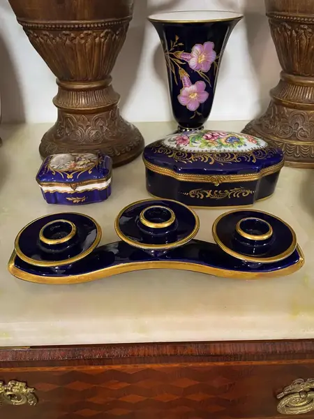 Foto de um(a) Antigo Castiçal Candelabro Art Deco Porcelana Alemã Bavaria, da categoria de Castiçais. ~ Lindner Bavaria Echt Cobalt ~Antigo e super diferente candelabro para três velas em porcelana artística alemã, linda cor... Mostrado de uma perspectiva diferente. Vendido no marketplace Trésors.