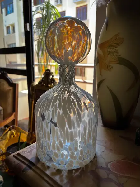 Foto de um(a) Antiga Garrafa Decorativa Nariz De Palhaço Murano Opalina, da categoria de Garrafas. Italy Glass. Antiga e super diferente garrafa decorativa em Murano artístico meio leitoso. Em contato com a luz ela fica com... Mostrado de uma perspectiva diferente. Vendido no marketplace Trésors.