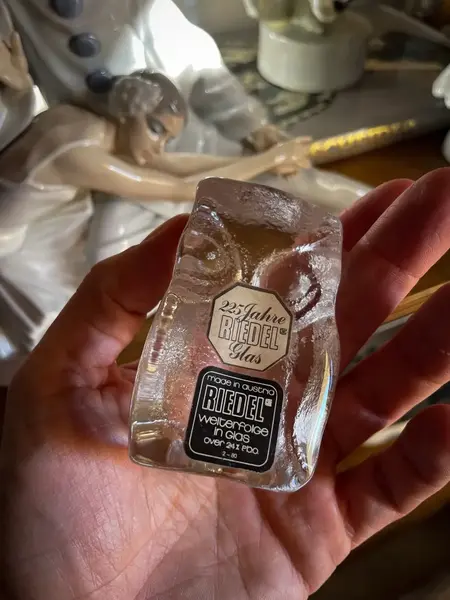 Foto de um(a) Antiga Pequena Escultura De Coleção Coruja Cristal Austríaco, da categoria de Modelos e estatuetas. Antiga e pequena escultura artística de coleção em cristal austríaco com selo original da manufatura.Medidas 8x6cm. Mostrado de uma perspectiva diferente. Vendido no marketplace Trésors.