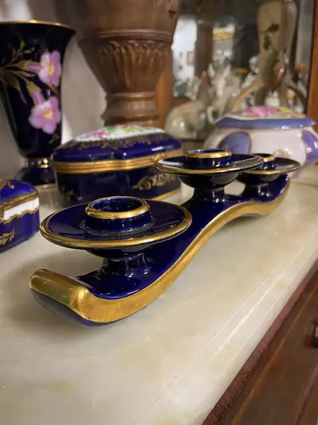 Foto de um(a) Antigo Castiçal Candelabro Art Deco Porcelana Alemã Bavaria, da categoria de Castiçais. ~ Lindner Bavaria Echt Cobalt ~Antigo e super diferente candelabro para três velas em porcelana artística alemã, linda cor... Mostrado de uma perspectiva diferente. Vendido no marketplace Trésors.