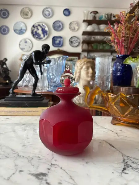 Foto de um(a) Antigo Perfumeiro Art Deco Cristal Murano Italiano Vermelho, da categoria de Perfumeiros. ~ Italy Glass ~Antigo e grande perfumejro decorativo em cristal de Murano italiano vermelho rubi, lapidação manual. Tampa no... Mostrado de uma perspectiva diferente. Vendido no marketplace Trésors.