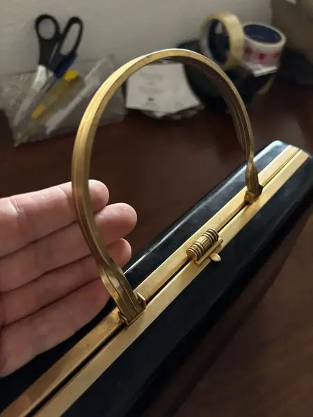 Foto de um(a) Antiga Bolsa Art Deco Em Acrílico Marca Acrílíum E Dourado, da categoria de Outros colecionáveis. Antigo e belíssima bolsa da marca Acrílium, com metais dourados. Estilo Art Deco. Peça única e em ótimo estado de... Mostrado de uma perspectiva diferente. Vendido no marketplace Trésors.