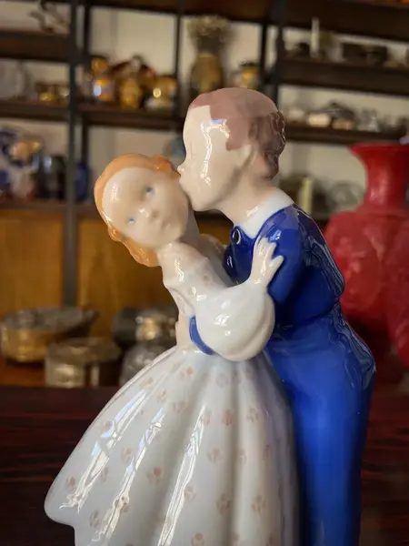 Foto de um(a) Antiga Escultura Casal Crianças Porcelana B&g R. Copenhagen, da categoria de Escultura. ~ B&G Porcelain ~Antiga e graciosa figurine escultura em porcelana artística dinamarquesa representando casal de crianças.... Mostrado de uma perspectiva diferente. Vendido no marketplace Trésors.