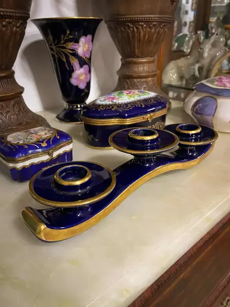 Foto de um(a) Antigo Castiçal Candelabro Art Deco Porcelana Alemã Bavaria, da categoria de Castiçais. ~ Lindner Bavaria Echt Cobalt ~Antigo e super diferente candelabro para três velas em porcelana artística alemã, linda cor... Mostrado de uma perspectiva diferente. Vendido no marketplace Trésors.