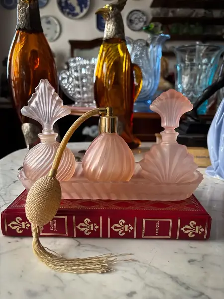 Foto de um(a) Antigo Conjunto Toucador Toilette Perfumeiro Francês, da categoria de Perfumeiros. ~ Made in France ~ Antigo e delicadíssimo conjunto de toucador com perfumeiros para toilette em vidro artístico acetinado.... Mostrado de uma perspectiva diferente. Vendido no marketplace Trésors.