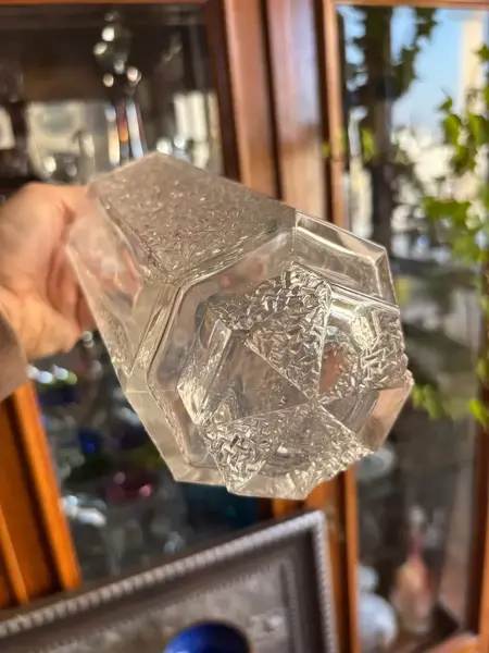 Foto de um(a) Antiga Garrafa Licoreira Em Vidro Alemão Satiné Art Deco, da categoria de Garrafas. Antiga garrafa licoreira em vidro alemão com detalhes satiné. Design artístico, com traços totalmente do período Art Deco.... Mostrado de uma perspectiva diferente. Vendido no marketplace Trésors.