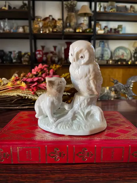 Foto de um(a) Antiga Escultura Coruja E Gato Sabedoria Porcelana Alemã, da categoria de Modelos e estatuetas. Gracioso bloco escultórico com linda cena representando coruja e gato. Porcelana alemã em tons terrosos, peça de excelente... Mostrado de uma perspectiva diferente. Vendido no marketplace Trésors.