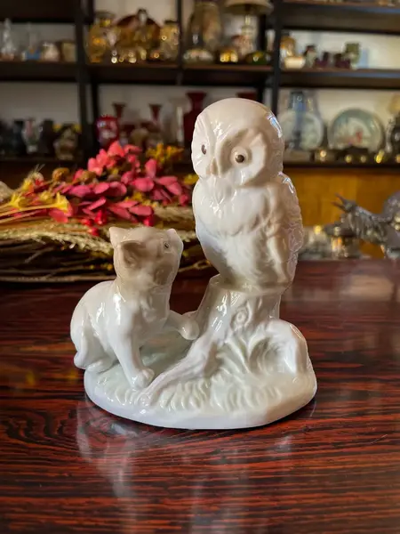 Foto de um(a) Antiga Escultura Coruja E Gato Sabedoria Porcelana Alemã, da categoria de Modelos e estatuetas. Gracioso bloco escultórico com linda cena representando coruja e gato. Porcelana alemã em tons terrosos, peça de excelente... Mostrado de uma perspectiva diferente. Vendido no marketplace Trésors.