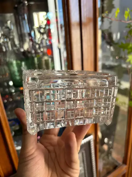 Foto de um(a) Antiga Caixa Cigarreira Cinzeiro Em Cristal Alemão Art Deco, da categoria de Cestos e Caixas. Antiga e rara caixa/cigarreira/cinzeiro em cristal alemão ricamente lapidado à mão, lapidação diamante. Peça muito versátil,... Mostrado de uma perspectiva diferente. Vendido no marketplace Trésors.