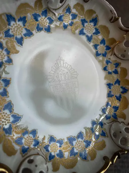Foto de um(a) Arte Sacra Antigo Raro Pratinho Bowl Porcelana Rosenthal, da categoria de Porta-Jóias. Rosenthal. Antigo e raro pratinho decorativo, bowl em porcelana alemã com a borda fenestrada. Da famosa manufatura... Mostrado de uma perspectiva diferente. Vendido no marketplace Trésors.