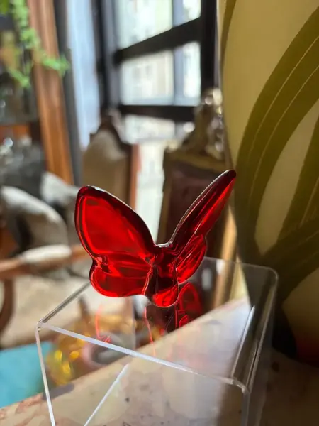 Foto de um(a) Antiga Pequena Escultura Borboleta Cristal Francês Vermelho, da categoria de Escultura. ~ Made in France ~ Antiga escultura de borboleta em cristal francês vermelho rubi. Linda peça para decorar e colecionar.... Mostrado de uma perspectiva diferente. Vendido no marketplace Trésors.
