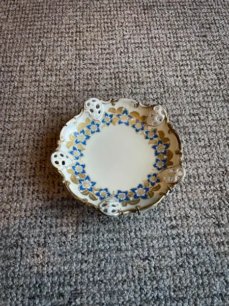 Foto de um(a) Arte Sacra Antigo Raro Pratinho Bowl Porcelana Rosenthal, da categoria de Porta-Jóias. Rosenthal. Antigo e raro pratinho decorativo, bowl em porcelana alemã com a borda fenestrada. Da famosa manufatura... Mostrado de uma perspectiva diferente. Vendido no marketplace Trésors.