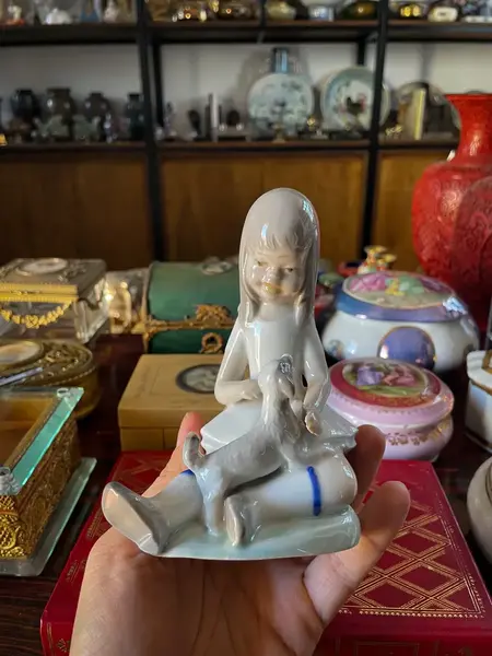 Foto de um(a) Antiga Escultura Menina Com Cachorro Porcelana Espanhola Nao, da categoria de Escultura. Delicada escultura em porcelana espanhola. Bastante riqueza de detalhes. Em perfeito estado. Altura 14cm Largura 11cm. Mostrado de uma perspectiva diferente. Vendido no marketplace Trésors.