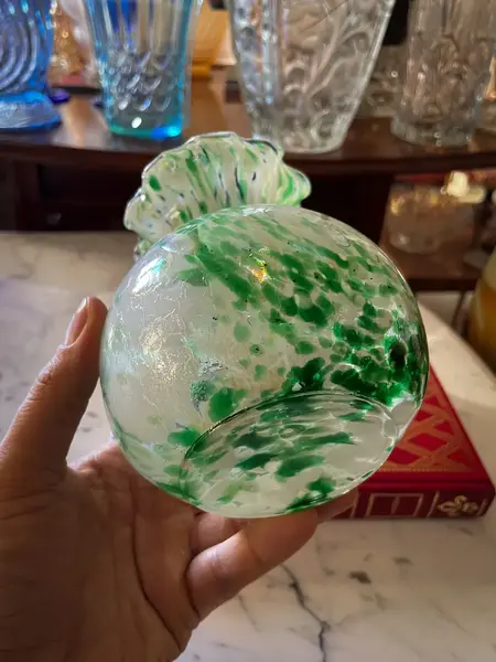 Foto de um(a) Antigo Vasinho Legítimo Murano Italiano Iridescente Art Deco, da categoria de Vasos. Antigo vasinho artístico de murano em um tom de verde claro incrível, com nuances em branco, e um leve iridescente,... Mostrado de uma perspectiva diferente. Vendido no marketplace Trésors.