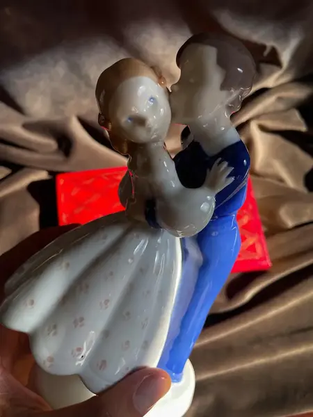 Foto de um(a) Antiga Escultura Casal Crianças Porcelana B&g R. Copenhagen, da categoria de Escultura. ~ B&G Porcelain ~Antiga e graciosa figurine escultura em porcelana artística dinamarquesa representando casal de crianças.... Mostrado de uma perspectiva diferente. Vendido no marketplace Trésors.