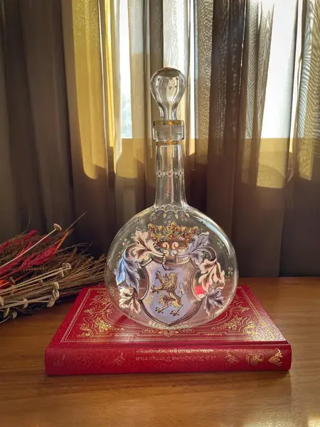 Foto de um(a) Antiga Garrafa Licoreira Vidro Artístico Veneziano Vitoriano, da categoria de Garrafas. Antiga garrafa licoreira em vidro artístico veneziano, toda pintada à mão. Decoração com brasão e flores em relevo,... Mostrado de uma perspectiva diferente. Vendido no marketplace Trésors.