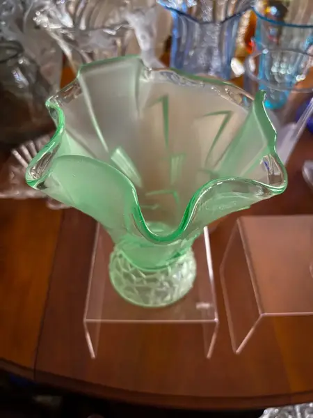 Foto de um(a) Antigo Raro Vaso Art Deco Vidro Satiné Uralina Uranium Glass, da categoria de Vasos. ~ Uranium Glass ~Peças que contém óxido de urânio em sua composição ficam com um lindo tom de verde fluorescente quando... Mostrado de uma perspectiva diferente. Vendido no marketplace Trésors.