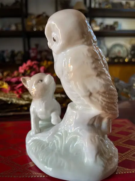 Foto de um(a) Antiga Escultura Coruja E Gato Sabedoria Porcelana Alemã, da categoria de Modelos e estatuetas. Gracioso bloco escultórico com linda cena representando coruja e gato. Porcelana alemã em tons terrosos, peça de excelente... Mostrado de uma perspectiva diferente. Vendido no marketplace Trésors.