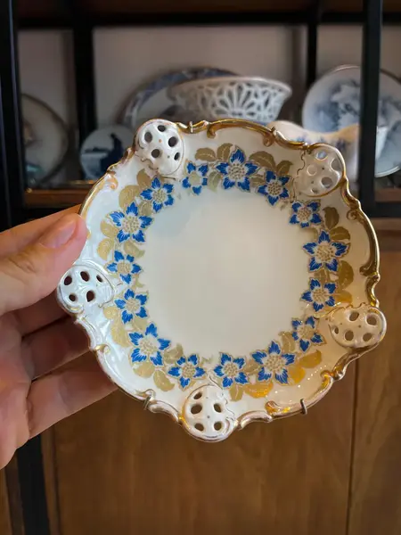 Foto de um(a) Arte Sacra Antigo Raro Pratinho Bowl Porcelana Rosenthal, da categoria de Porta-Jóias. Rosenthal. Antigo e raro pratinho decorativo, bowl em porcelana alemã com a borda fenestrada. Da famosa manufatura... Mostrado de uma perspectiva diferente. Vendido no marketplace Trésors.