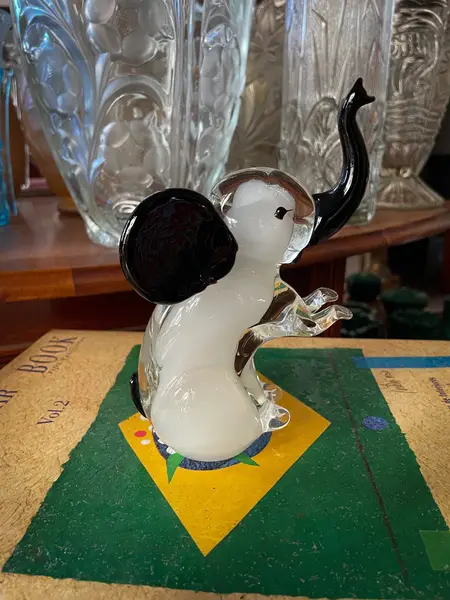 Foto de um(a) Antiga Escultura Elefante Art Deco Murano Italy Opalescente, da categoria de Escultura. Antiga escultura artística de elefante em legítimo cristal de Murano opalescente. Peça de excelente qualidade, totalmente... Mostrado de uma perspectiva diferente. Vendido no marketplace Trésors.