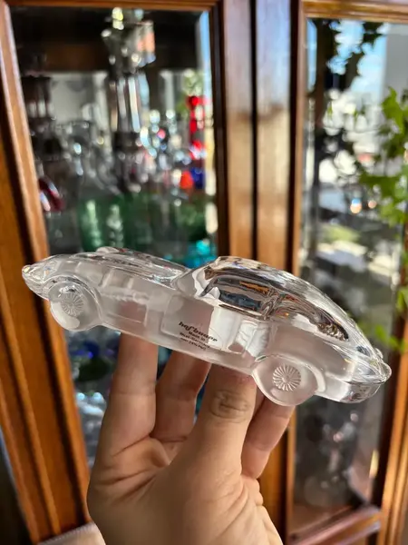 Foto de um(a) Antiga Escultura Art Deco Carro Jaguar Cristal Alemão Satiné, da categoria de Escultura. Antiga escultura artística de carro Jaguar em cristal alemão com detalhes em satiné. Linda peça para decorar e... Mostrado de uma perspectiva diferente. Vendido no marketplace Trésors.