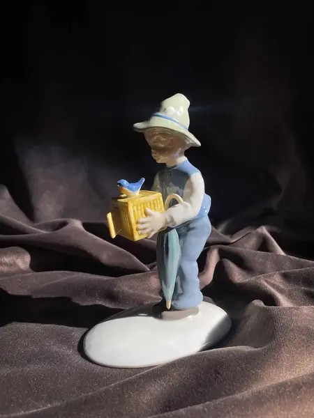 Foto de um(a) Antigo Bibelô Figurine De Menino Com Pássaro Porcelana Alemã, da categoria de Escultura. Antiga figurine/bibelô em porcelana artística alemã. Cores típicas de meados do século XX. Muito decorativa e colecionável.... Mostrado de uma perspectiva diferente. Vendido no marketplace Trésors.