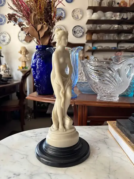 Foto de um(a) Antiga Obra Grega Escultura Dama Afrodite Resina Italiana, da categoria de Escultura. Antiga e finíssima escultura italiana representando figura feminina em resina marmorizada. Linda peça para decorar uma... Mostrado de uma perspectiva diferente. Vendido no marketplace Trésors.