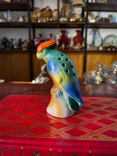 Foto de um(a) Antigo Paliteiro Pássaro De Coleção Violeteiro Art Deco, da categoria de Paliteiros. Comprei acreditando ser um paliteiro, mas agora olhando melhor, os buraquinhos são muito grandes para palitos normais. Para... Mostrado de uma perspectiva diferente. Vendido no marketplace Trésors.