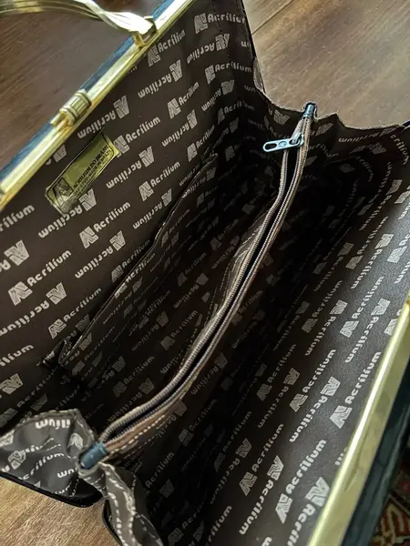 Foto de um(a) Antiga Bolsa Art Deco Em Acrílico Marca Acrílíum E Dourado, da categoria de Outros colecionáveis. Antigo e belíssima bolsa da marca Acrílium, com metais dourados. Estilo Art Deco. Peça única e em ótimo estado de... Mostrado de uma perspectiva diferente. Vendido no marketplace Trésors.