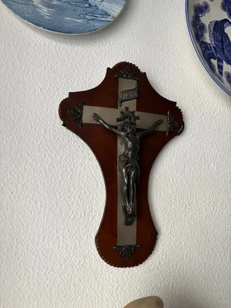Foto de um(a) Arte Sacra Escultura Cristo Crucifixo Madeira Pétit Bronze, da categoria de Objetos religiosos e espirituais. Antigo e grande crucifixo em madeira com petit bronze e metal prateado. Peça artística. Uma beleza! Uma clássica da Década... Mostrado de uma perspectiva diferente. Vendido no marketplace Trésors.