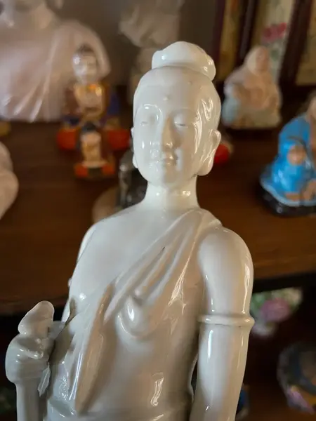 Foto de um(a) Antiga Escultura Chinesa Divindade Oriental Blanc De Chine, da categoria de Escultura. ~ Blanc de Chine ~Antigo bloco escultórico oriental em porcelana chinesa, representando divindade feminina e criança. Peça... Mostrado de uma perspectiva diferente. Vendido no marketplace Trésors.