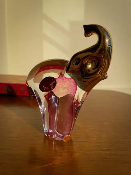 Foto de um(a) Antiga Escultura De Elefante Art Deco Murano Italiano E Ouro, da categoria de Escultura. Antiga escultura artística de elefante em legítimo cristal de Murano com ouro 18k. Peça de excelente qualidade, totalmente... Mostrado de uma perspectiva diferente. Vendido no marketplace Trésors.