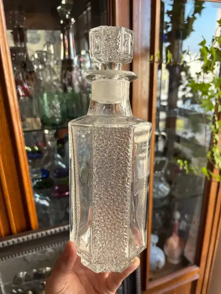 Foto de um(a) Antiga Garrafa Licoreira Em Vidro Alemão Satiné Art Deco, da categoria de Garrafas. Antiga garrafa licoreira em vidro alemão com detalhes satiné. Design artístico, com traços totalmente do período Art Deco.... Mostrado de uma perspectiva diferente. Vendido no marketplace Trésors.