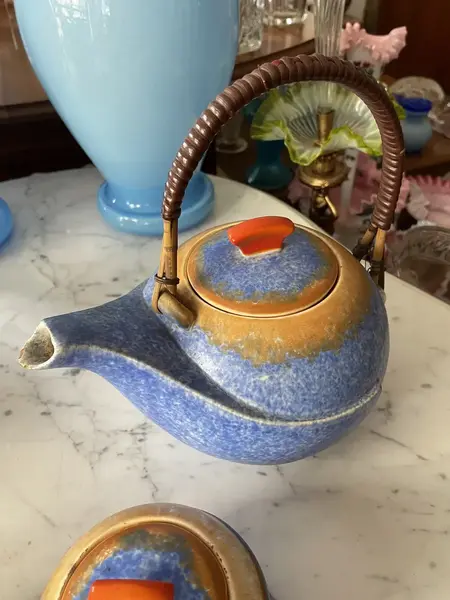 Foto de um(a) Antigo Conjunto de Chá Porcelana Art Deco, da categoria de Conjuntos de café e chá. Antigo e raro conjunto de chá, composto por três peças (bule, açucareiro e leiteira) em faiança/porcelana alemã. As cores... Mostrado de uma perspectiva diferente. Vendido no marketplace Trésors.