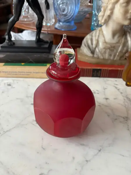 Foto de um(a) Antigo Perfumeiro Art Deco Cristal Murano Italiano Vermelho, da categoria de Perfumeiros. ~ Italy Glass ~Antigo e grande perfumejro decorativo em cristal de Murano italiano vermelho rubi, lapidação manual. Tampa no... Mostrado de uma perspectiva diferente. Vendido no marketplace Trésors.