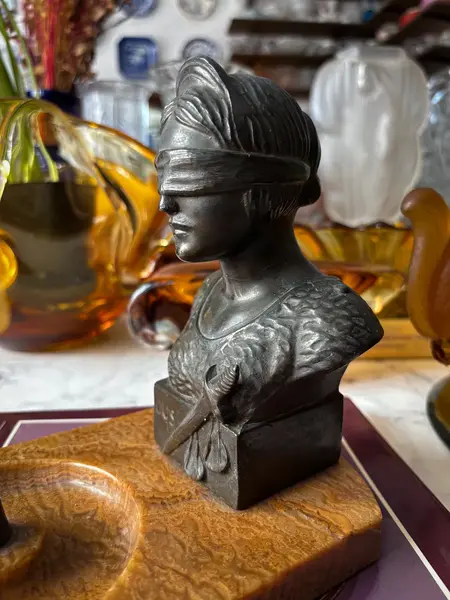 Foto de um(a) Antiga Escultura Bronze Cinzeiro Deusa Da Justiça Themis, da categoria de Cinzeiros. Antigo cinzeiro/porta caneta com escultura decorativa representando a Deusa Themis, personifica o símbolo da justiça. Busto... Mostrado de uma perspectiva diferente. Vendido no marketplace Trésors.