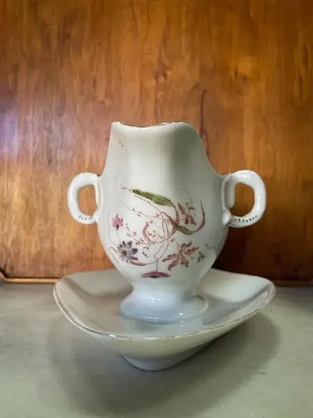 Foto de um(a) Antiga Rara Molheira Porcelana Francesa Vieux Paris Nouveau, da categoria de Cremeiras. Antiga e linda molheira em fina porcelana francesa Vieux Paris, ricamente decorada com flores e acabamentos com filetes em... Mostrado de uma perspectiva diferente. Vendido no marketplace Trésors.