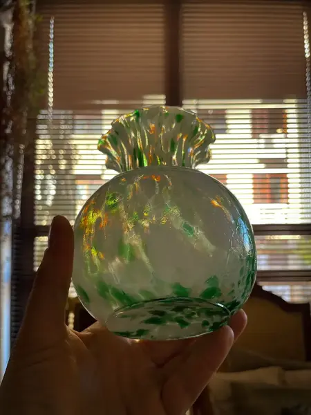 Foto de um(a) Antigo Vasinho Legítimo Murano Italiano Iridescente Art Deco, da categoria de Vasos. Antigo vasinho artístico de murano em um tom de verde claro incrível, com nuances em branco, e um leve iridescente,... Mostrado de uma perspectiva diferente. Vendido no marketplace Trésors.