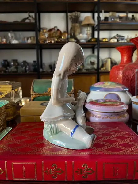 Foto de um(a) Antiga Escultura Menina Com Cachorro Porcelana Espanhola Nao, da categoria de Escultura. Delicada escultura em porcelana espanhola. Bastante riqueza de detalhes. Em perfeito estado. Altura 14cm Largura 11cm. Mostrado de uma perspectiva diferente. Vendido no marketplace Trésors.
