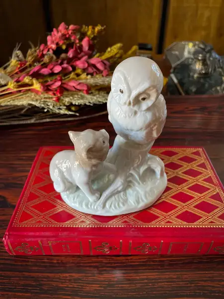Foto de um(a) Antiga Escultura Coruja E Gato Sabedoria Porcelana Alemã, da categoria de Modelos e estatuetas. Gracioso bloco escultórico com linda cena representando coruja e gato. Porcelana alemã em tons terrosos, peça de excelente... Mostrado de uma perspectiva diferente. Vendido no marketplace Trésors.