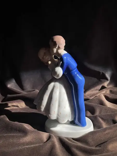 Foto de um(a) Antiga Escultura Casal Crianças Porcelana B&g R. Copenhagen, da categoria de Escultura. ~ B&G Porcelain ~Antiga e graciosa figurine escultura em porcelana artística dinamarquesa representando casal de crianças.... Mostrado de uma perspectiva diferente. Vendido no marketplace Trésors.