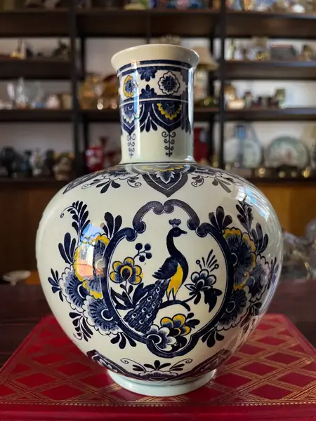 Foto de um(a) Antigo Vaso Porcelana Villeroy & Boch Pavão Azul Borrão, da categoria de Vasos. ~ Villeroy & Boch ~ Antigo e elegante vaso em porcelana artística alemã. Linda decoração em tons de azul borrão, medalhão... Mostrado de uma perspectiva diferente. Vendido no marketplace Trésors.