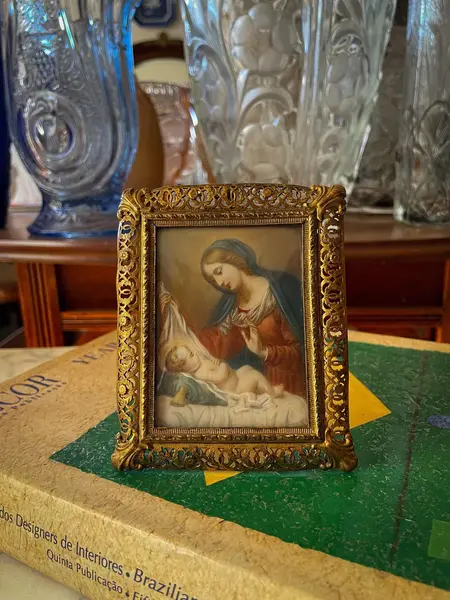 Foto de um(a) Arte Sacra Antigo Quadrinho Nossa Senhora Portrait Miniature, da categoria de Objetos religiosos e espirituais. Uma jóia de quadrinho italiano. Belíssima pintura a óleo em folha de marfim. Riqueza em todos os detalhes, a moldura é em... Mostrado de uma perspectiva diferente. Vendido no marketplace Trésors.