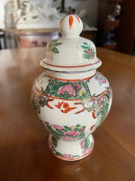 Foto de um(a) Antigo Pequeno Potiche Oriental Em Porcelana Chinesa, da categoria de Vasos e recipientes. Pequeno potiche oriental, porcelana artística pintado à mão. Medidas 15x8cm. Mostrado de uma perspectiva diferente. Vendido no marketplace Trésors.