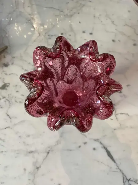 Foto de um(a) Antigo Vaso Cactus Murano Italy Glass Vermelho Com Ouro, da categoria de Vasos. Mix and Match! Murano com ouro é a melhor combinação que temos. Antigo vaso artístico feito à mão em Murano Italy Glass com... Mostrado de uma perspectiva diferente. Vendido no marketplace Trésors.
