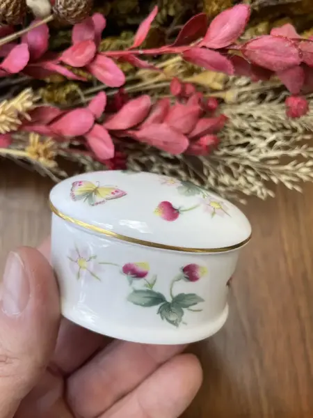 Foto de um(a) Antiga Pequena Caixinha De Coleção Porcelana Inglesa Floral, da categoria de Cestos e Caixas. Antiga e pequena caixinha decorativa ou porta joias em porcelana artística inglesa. Designer de artista. Lindo formato e... Mostrado de uma perspectiva diferente. Vendido no marketplace Trésors.