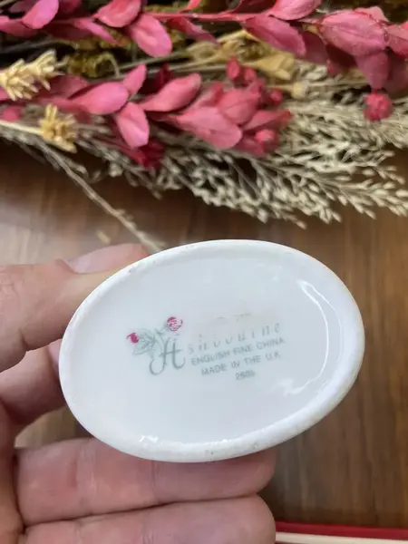 Foto de um(a) Antiga Pequena Caixinha De Coleção Porcelana Inglesa Floral, da categoria de Cestos e Caixas. Antiga e pequena caixinha decorativa ou porta joias em porcelana artística inglesa. Designer de artista. Lindo formato e... Mostrado de uma perspectiva diferente. Vendido no marketplace Trésors.
