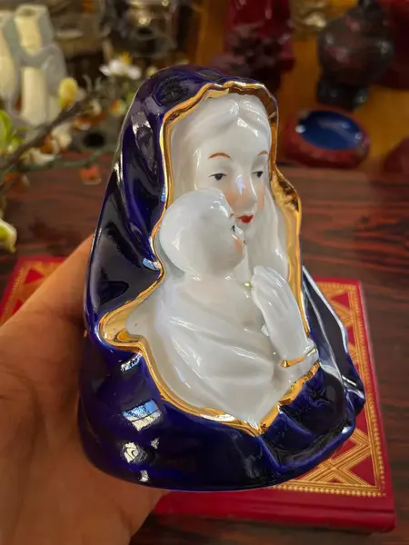 Foto de um(a) Arte Sacra Antigo Busto Abajur Imagem Nsa Senhora Porcelana, da categoria de Abajures. ~ Arte Sacra ~Antiga e fina escultura/luminária artística representando Nossa Senhora com o Menino Jesus. Peça feita à mão... Mostrado de uma perspectiva diferente. Vendido no marketplace Trésors.
