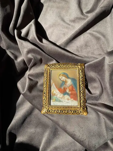 Foto de um(a) Arte Sacra Antigo Quadrinho Nossa Senhora Portrait Miniature, da categoria de Objetos religiosos e espirituais. Uma jóia de quadrinho italiano. Belíssima pintura a óleo em folha de marfim. Riqueza em todos os detalhes, a moldura é em... Mostrado de uma perspectiva diferente. Vendido no marketplace Trésors.