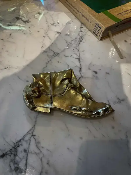 Foto de um(a) Antiga Escultura Placa Porta Cartões Rato E Gato De Botas, da categoria de Escultura. Antiga escultura artística porta cartões ou despojador em bronze maciço francês. Referência ao gato de botas. Peça de ótima... Mostrado de uma perspectiva diferente. Vendido no marketplace Trésors.